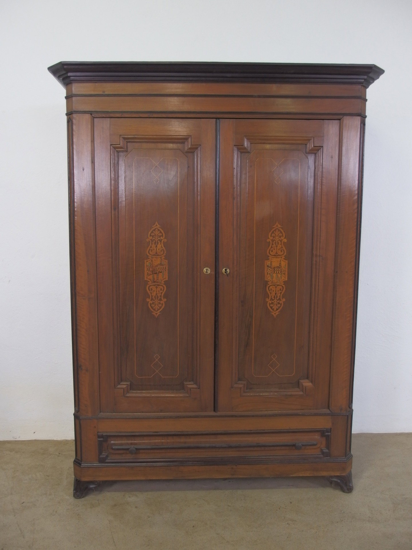 ARMÁRIO DE NOGUEIRA COM DUAS PORTAS E GAVETA ESTILO LUÍS FILIPE, ÉPOCA SÉCULO XIX, PIEMONTÊS, cm L142xP51xH211